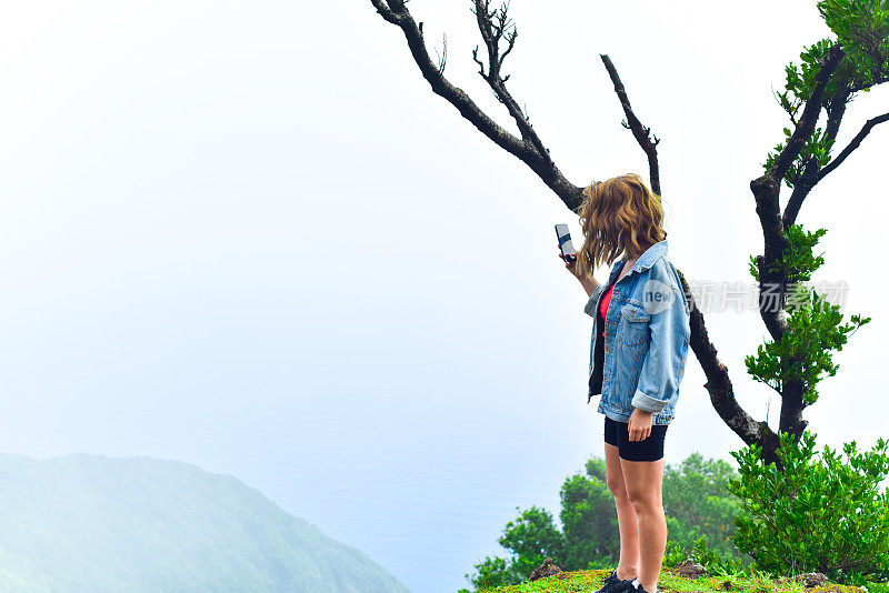 一个女人在徒步旅行中拍摄风景的视频/照片